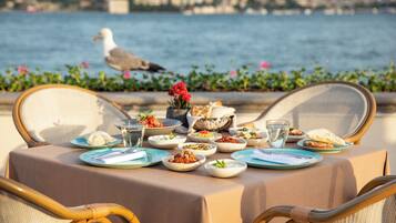 Frühstück, Mittagessen, Abendessen und Brunch werden serviert