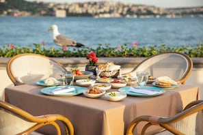 Breakfast, lunch, dinner and brunch served  - Four Seasons Hotel Istanbul at the Bosphorus (Istanbul)
