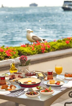 Breakfast, lunch, dinner and brunch served  - Four Seasons Hotel Istanbul at the Bosphorus (Istanbul)