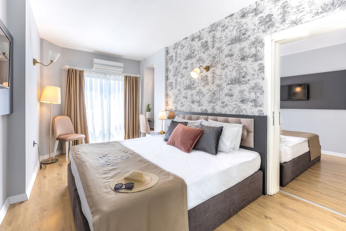 Luxe beddengoed, een minibar, een kluis op de kamer, een bureau