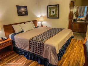 標準客房, 1 張特大雙人床 | 低過敏寢具、書桌、筆電工作空間、遮光布/窗簾