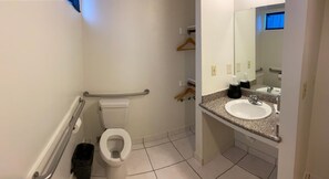 Combined shower/bathtub, free toiletries, hair dryer, towels - Vantage Point Inn Woodland Hills (Woodland Hills)