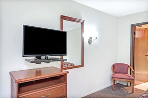 Hypo-allergenic bedding, desk, laptop workspace, blackout drapes - Vantage Point Inn Woodland Hills (Woodland Hills)