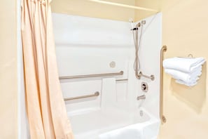 Combined shower/tub, free toiletries, hair dryer, towels - Vantage Point Inn Woodland Hills (Woodland Hills)