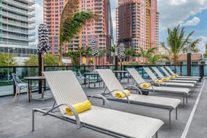 Outdoor pool - Cambria Hotel Fort Lauderdale Beach (Fort Lauderdale)