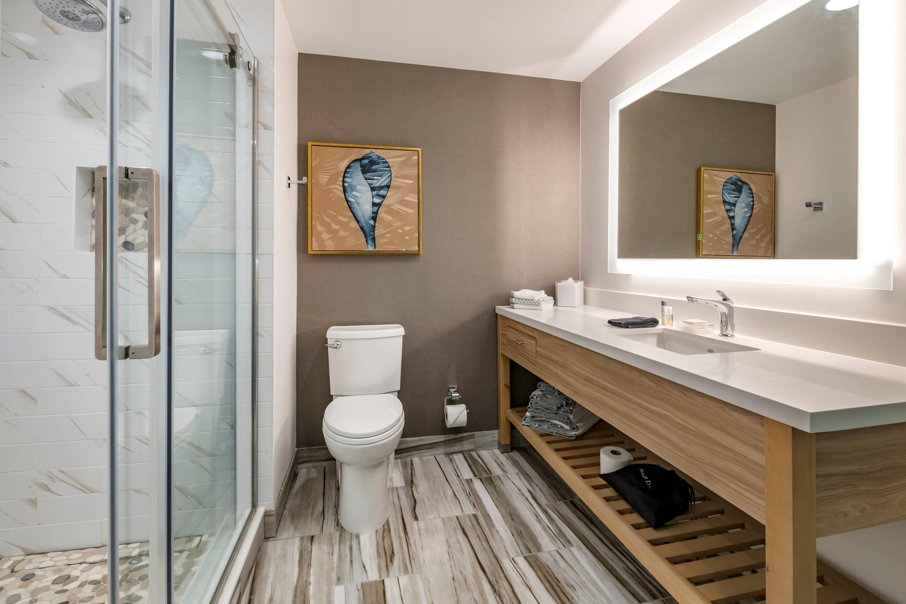 combined shower/bathtub, rainfall showerhead, hair dryer, towels