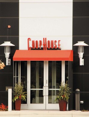 2 restaurants; breakfast, lunch, dinner, and brunch served - Hilton Minneapolis/Bloomington (Bloomington)