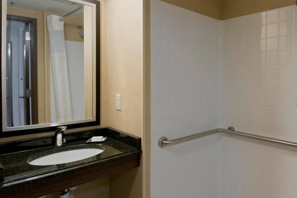 Bathroom | Combined shower/tub, designer toiletries, hair dryer, towels