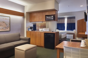 Escritorio, tabla de planchar con plancha, wifi gratis y ropa de cama