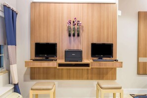 Business center - Microtel Inn & Suites by Wyndham Port Charlotte/Punta Gorda (Port Charlotte)