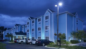 Um hotel com vários andares e estacionamento.