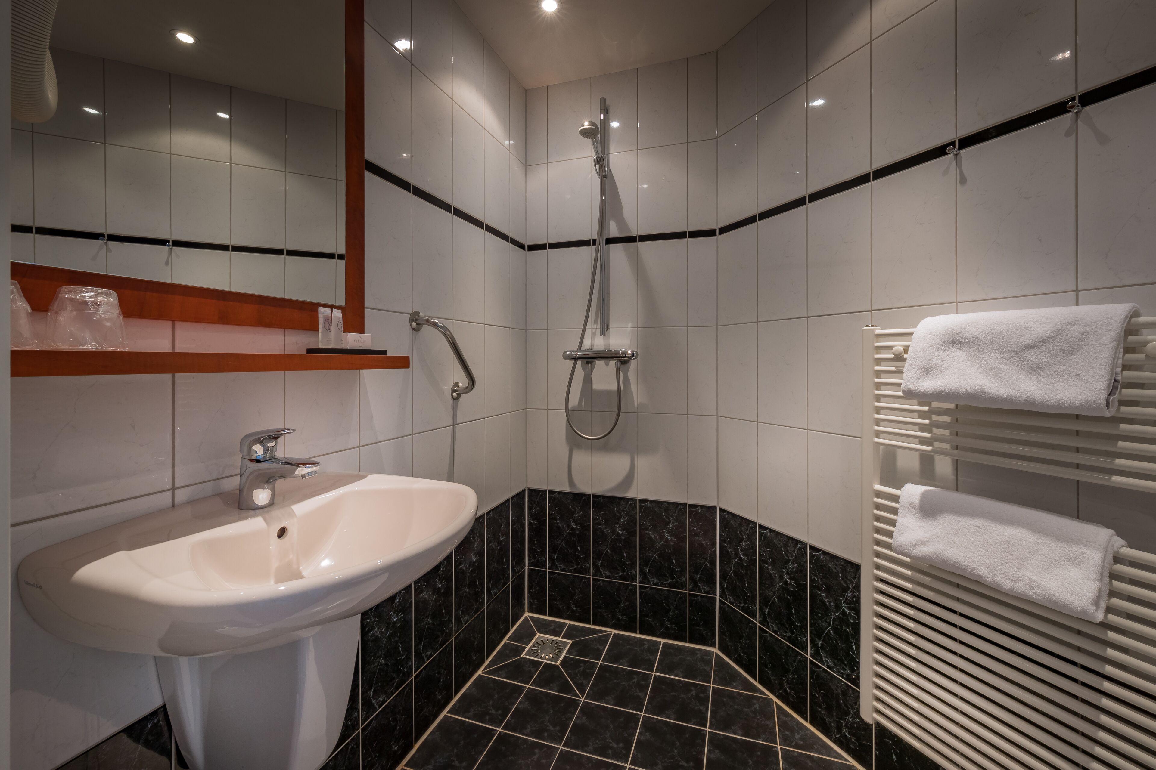 standard double room | bathroom | free toiletries, hair dryer, towels, soap