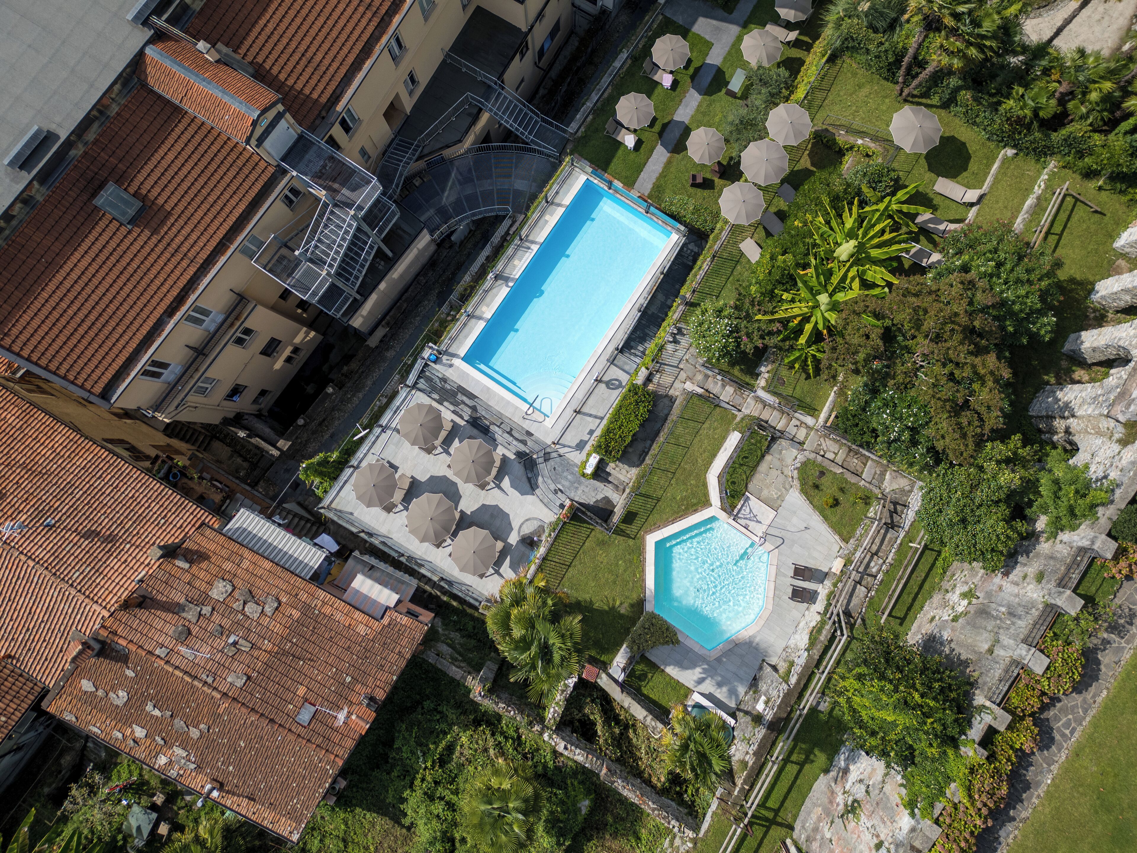Piscine extérieure, chaises longues