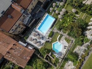 Een buitenzwembad, open van 10.00 uur tot 18.00 uur, en ligstoelen