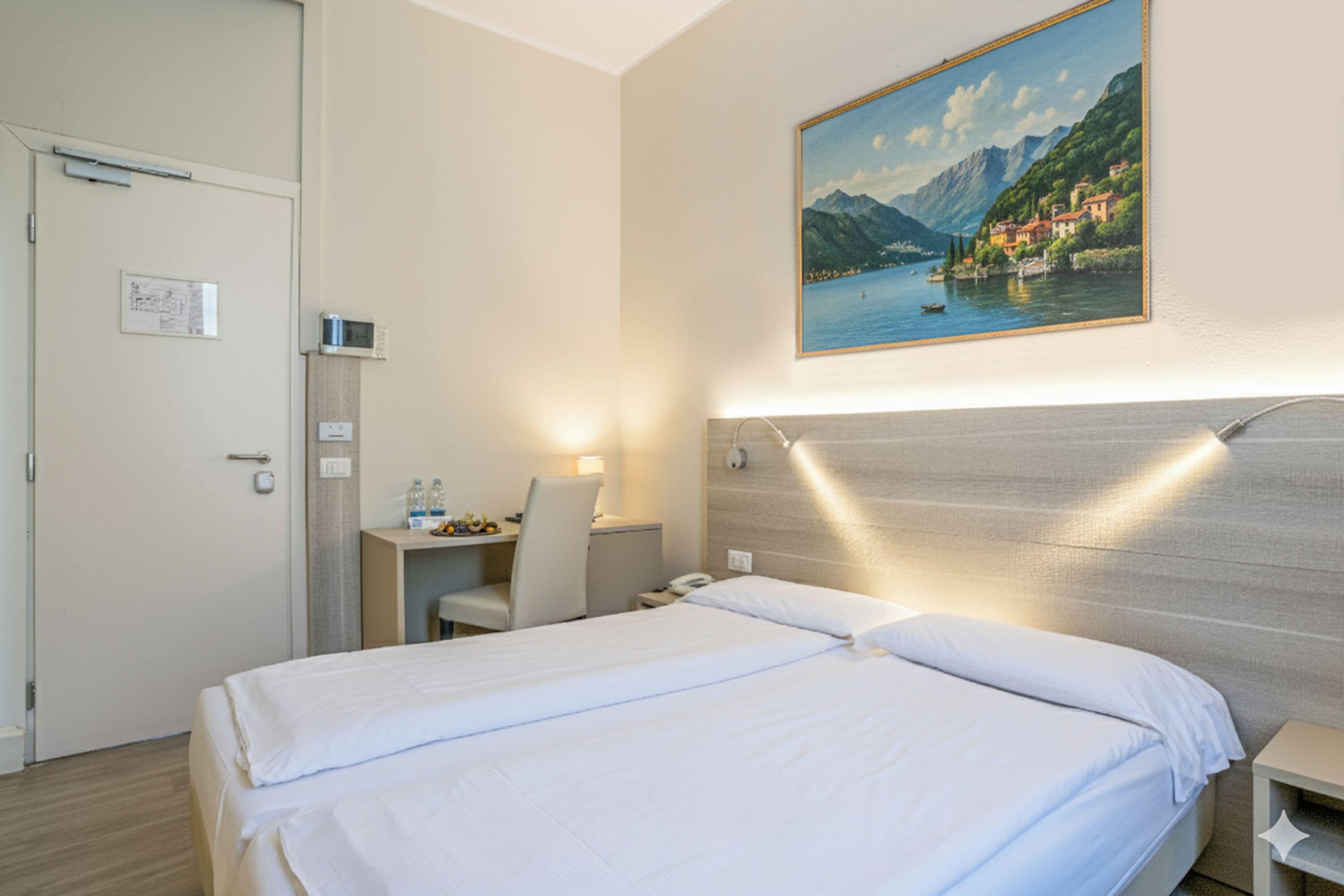 Klassieke tweepersoonskamer | Donsdekens, een kluis op de kamer, individueel gedecoreerd, een bureau