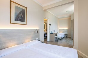 Kamar Triple Klasik | Selimut bulu angsa, brankas, didekorasi berbeda-beda, dan meja kerja