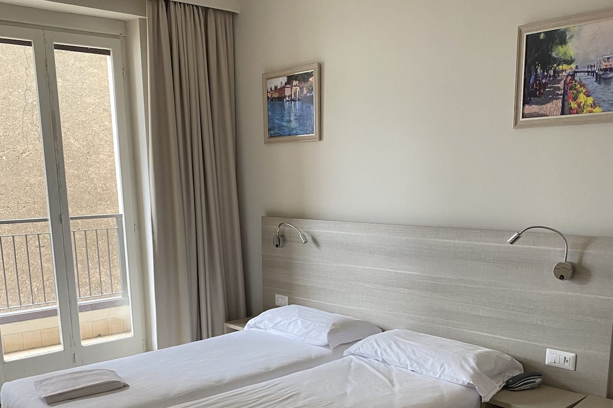 Classic-Dreibettzimmer | Daunenbettdecken, Zimmersafe, individuell dekoriert, Schreibtisch