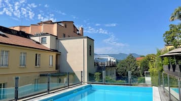 AuĂenpool, geöffnet von 10:00 Uhr bis 18:00 Uhr, LiegestĂŒhle