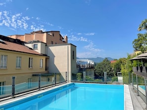 Piscina externa, funciona das 10h às 18h, espreguiçadeiras