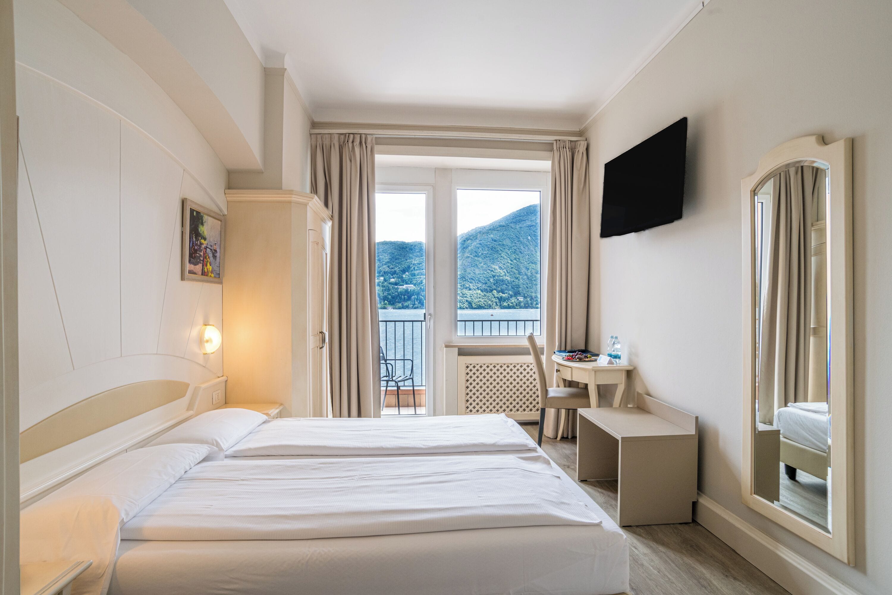 Cubrecamas y caja de seguridad en la habitación 