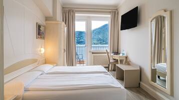 Cubrecamas y caja de seguridad en la habitación