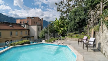 Außenpool, geöffnet von 10:00 Uhr bis 18:00 Uhr, Liegestühle