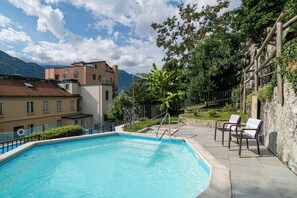 Outdoor pool, open 10:00 AM to 6:00 PM, pool loungers