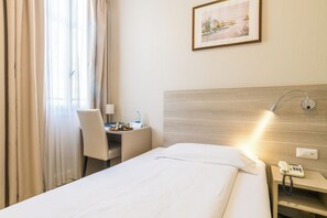 Eenpersoonskamer | Donsdekens, een kluis op de kamer, individueel gedecoreerd, een bureau