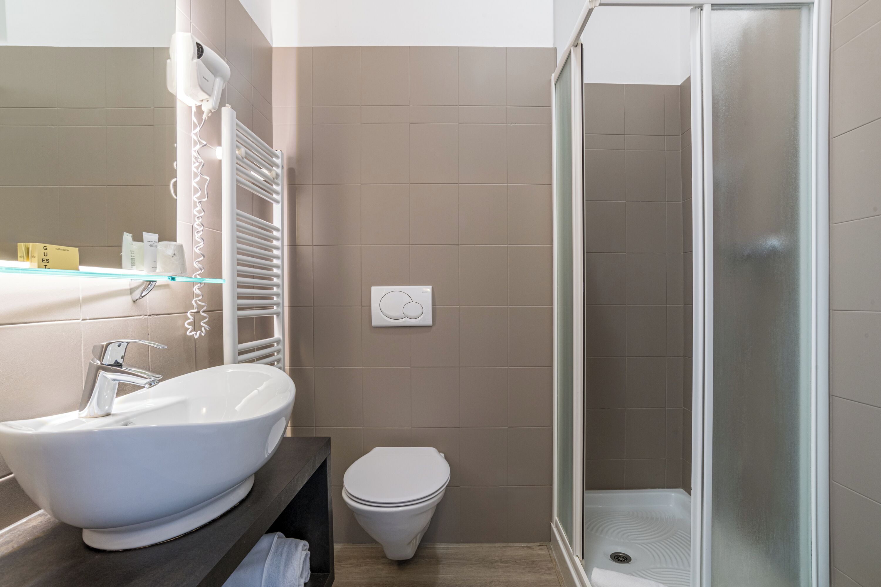 Une salle de bain avec une baignoire sur pieds, des toilettes et une douche à parois de verre.