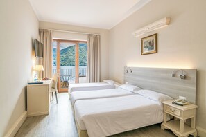 Tremannsrom, balkong, utsikt mot innsjø | Dundyner, safe på rommet, individuelt dekorert og skrivebord