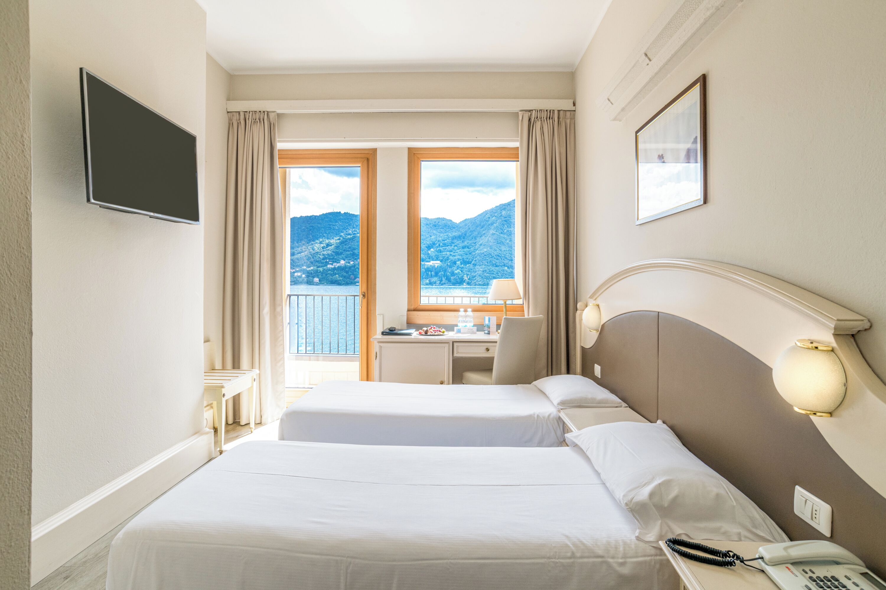 Doppelzimmer, Balkon, Seeblick | Daunenbettdecken, Zimmersafe, individuell dekoriert, Schreibtisch