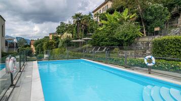 Piscine extérieure, chaises longues