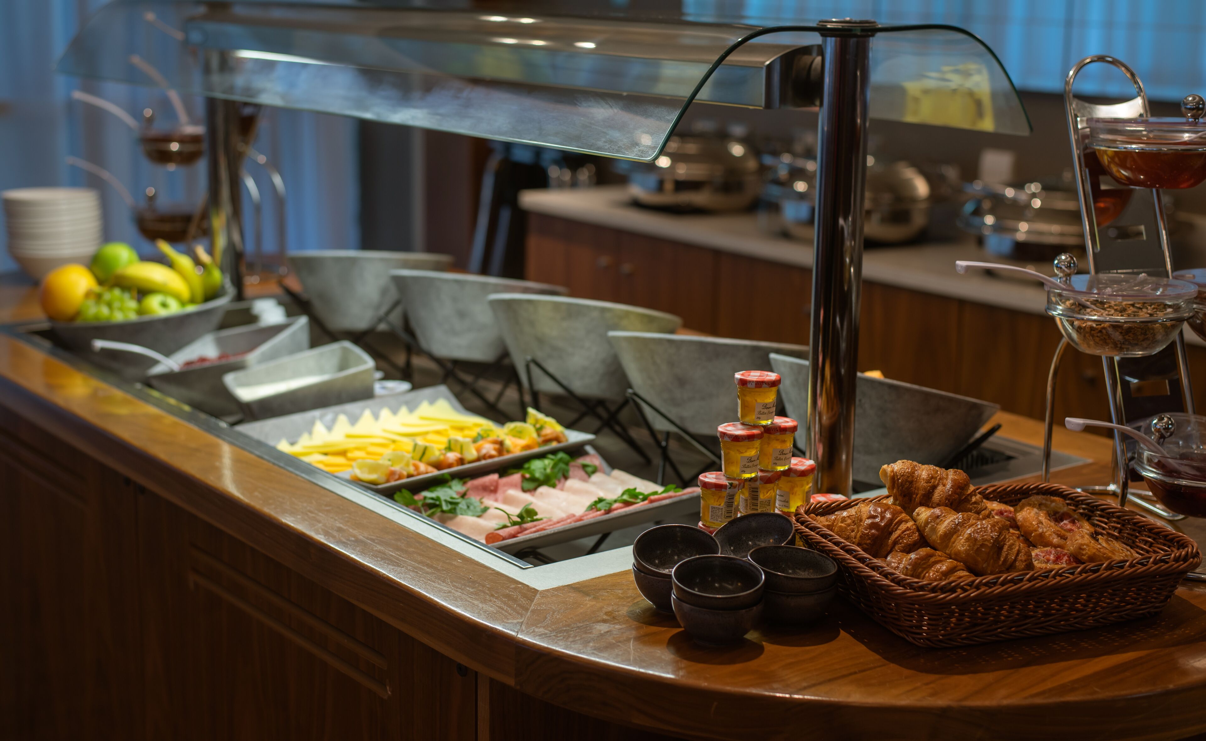 daily full breakfast (eur 13 per person)