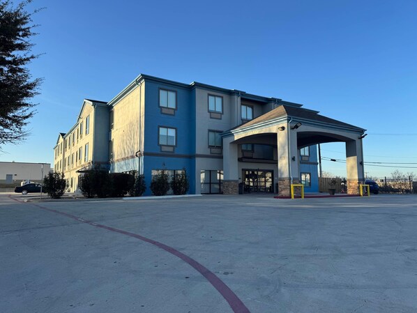 A multi-story hotel with a covered entrance and a parking lot. - Comfort Inn San Antonio Northeast (San Antonio)