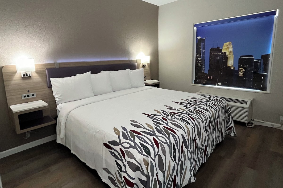 Desk, blackout drapes, free WiFi, bed sheets