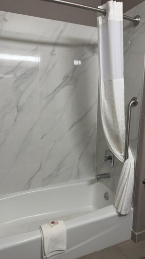 Kostenlose Toilettenartikel, Haartrockner, Handtücher, Seife