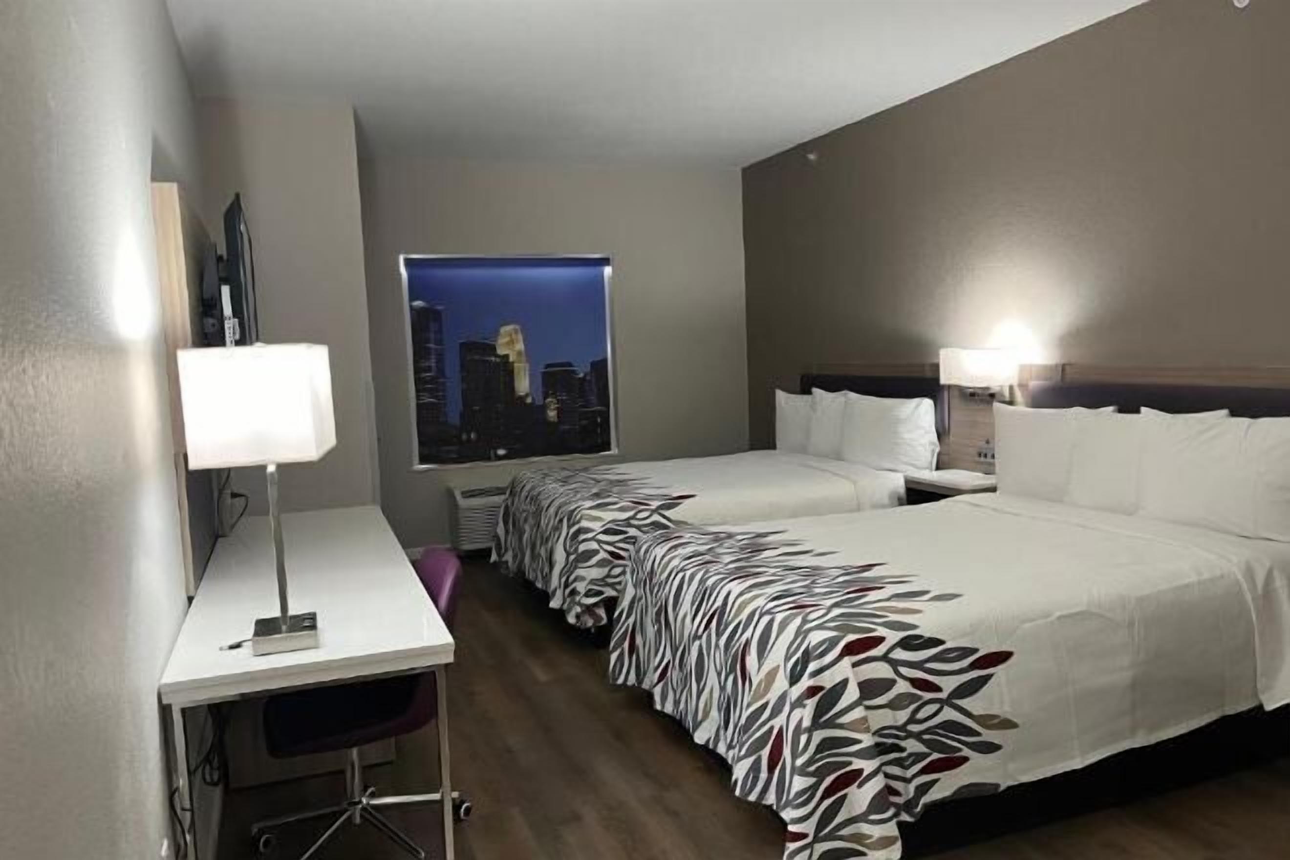 Een bureau, verduisterende gordijnen, gratis wifi, beddengoed