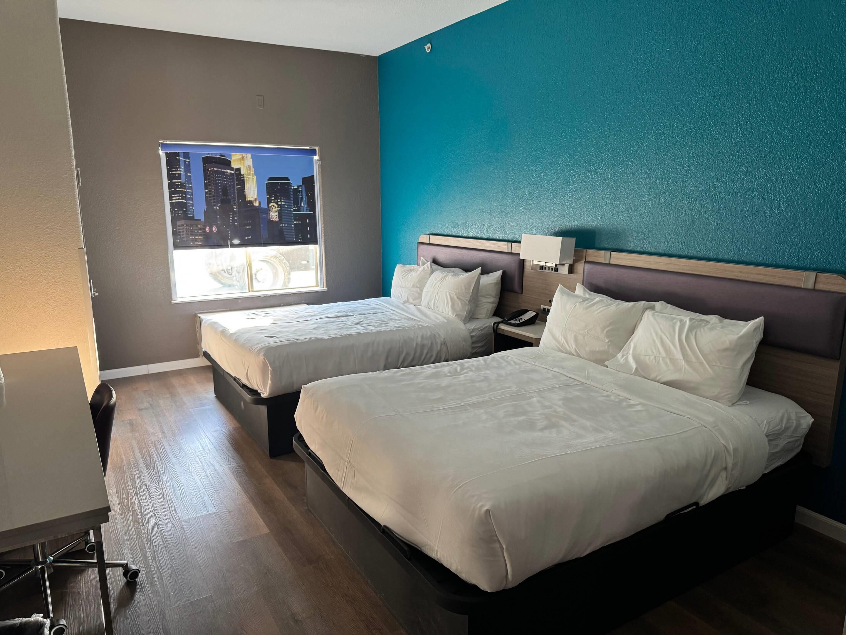 Escritorio, cortinas blackout, wifi gratis y ropa de cama 