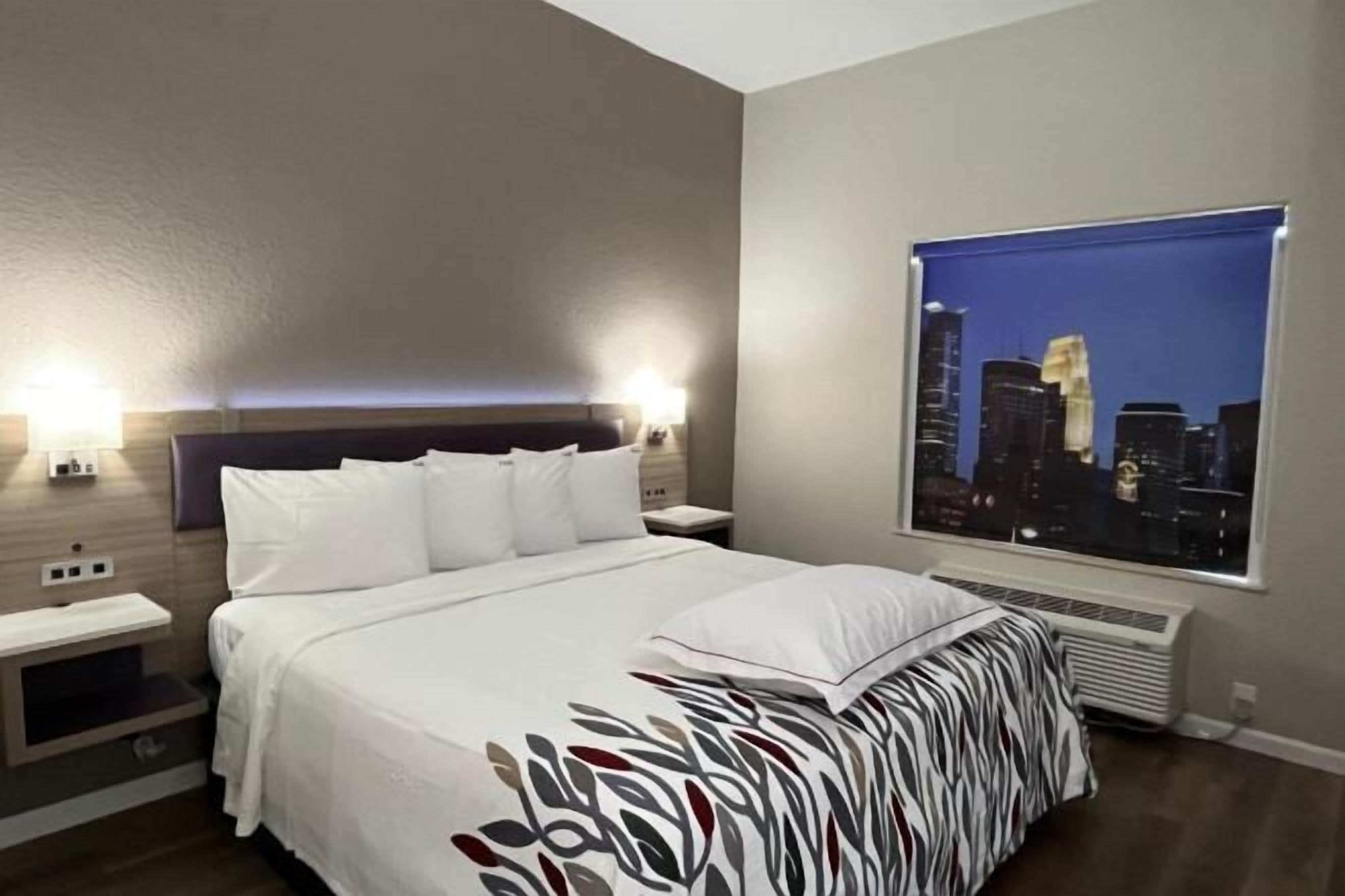 Een bureau, verduisterende gordijnen, gratis wifi, beddengoed