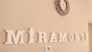 Un mur sur lequel est inscrit le mot « MIRAMONTI » en grandes lettres blanches.