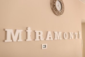 Una pared con la palabra "MIRAMONTI" en letras blancas grandes.