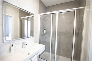 Hair dryer, bidet, towels, soap - Grande Pensão Alcobia (Lisbon)
