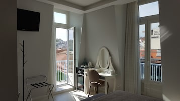 Quarto casal superior, vista para a cidade | Cofres nos quartos, escrivaninha, cortinas blackout