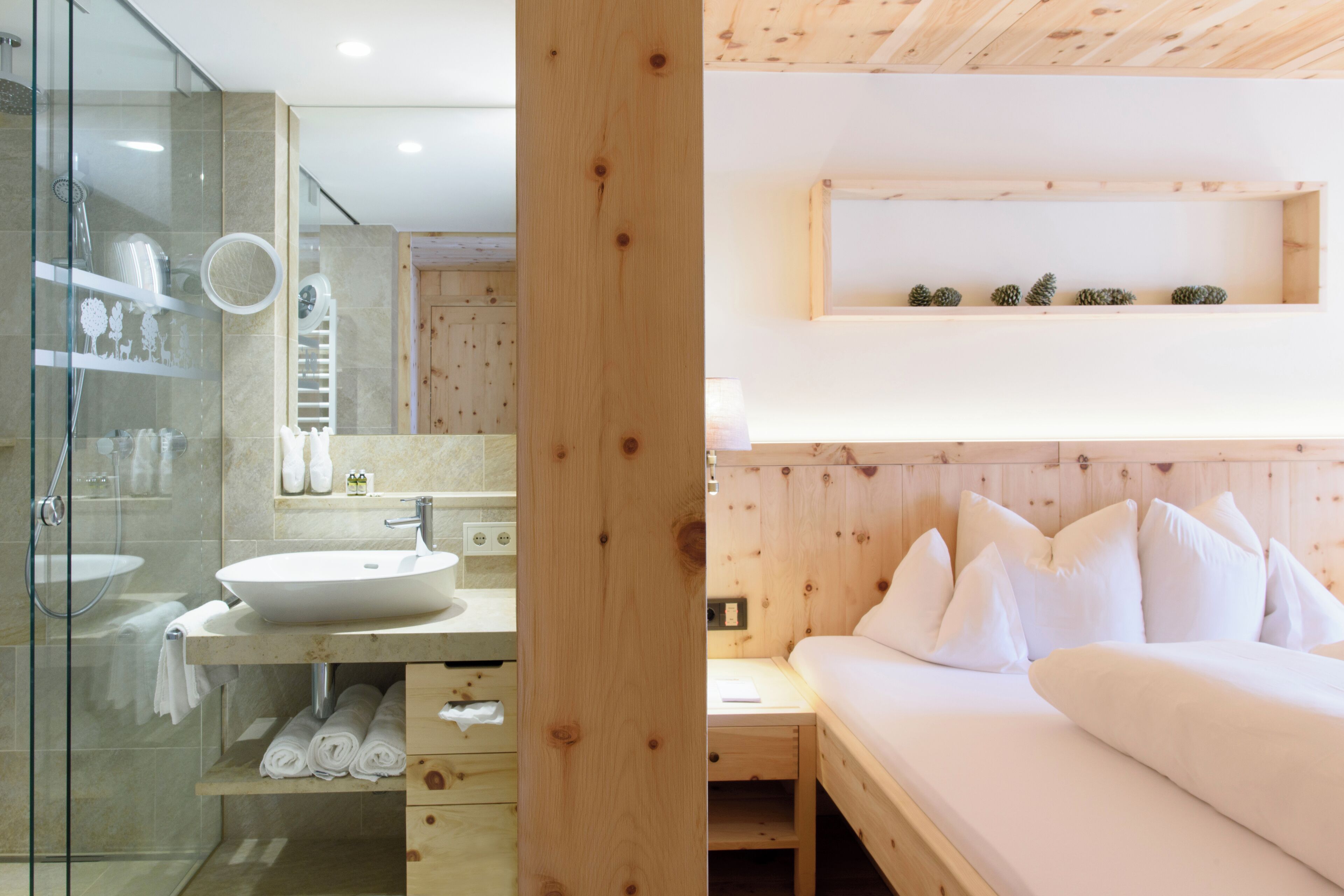 Komfort Doppelzimmer Zirbe 29qm | Badezimmer | Kostenlose Toilettenartikel, Haartrockner, Bademäntel, Hausschuhe