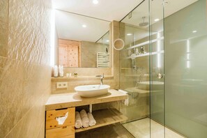 Comfort double room wild oak 29sqm | Bathroom | Free toiletries, hair dryer, bathrobes, slippers - Montafoner Hof (Tschagguns)