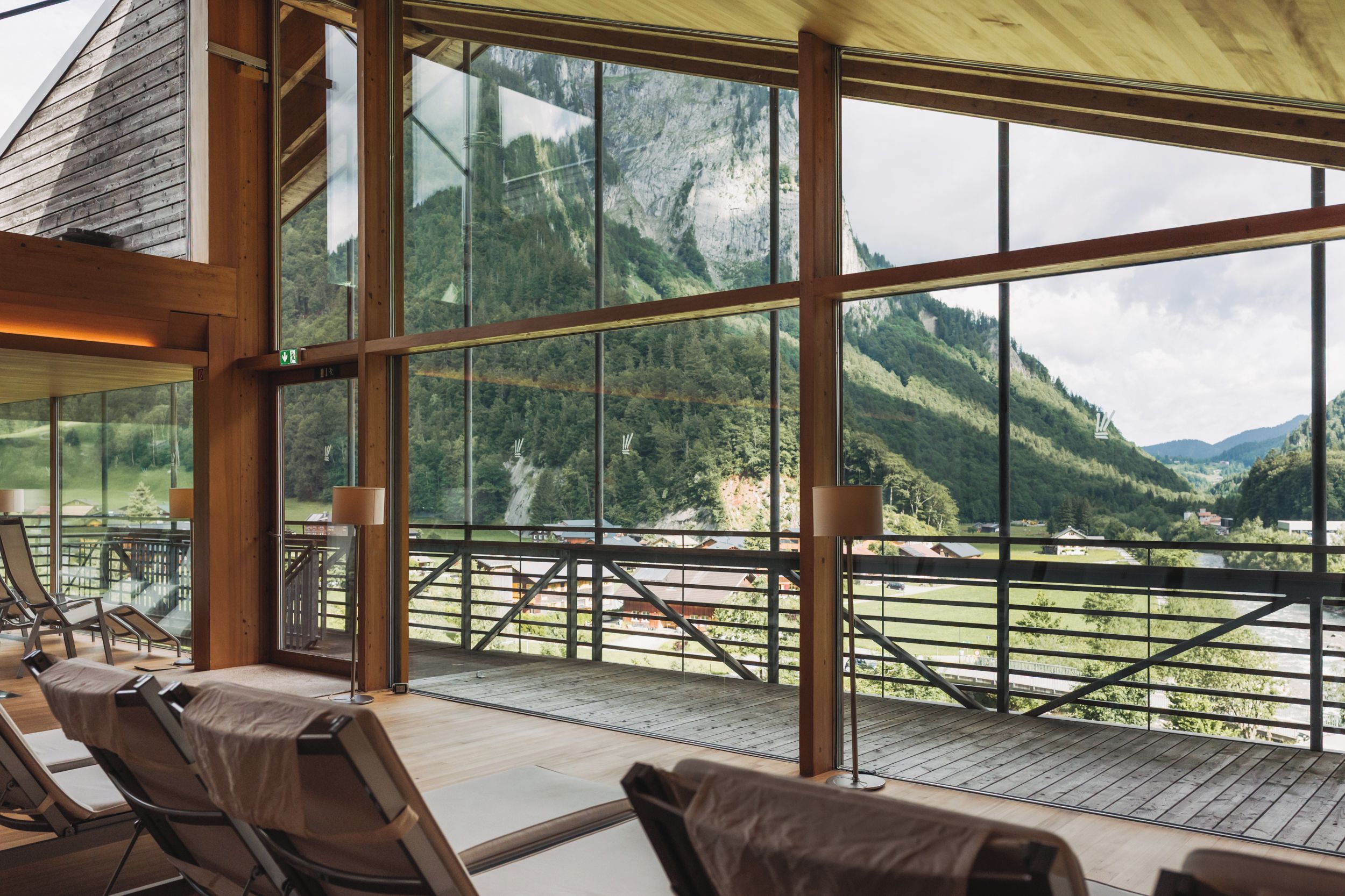 Ein geräumiger Balkon mit Blick auf eine Berglandschaft.