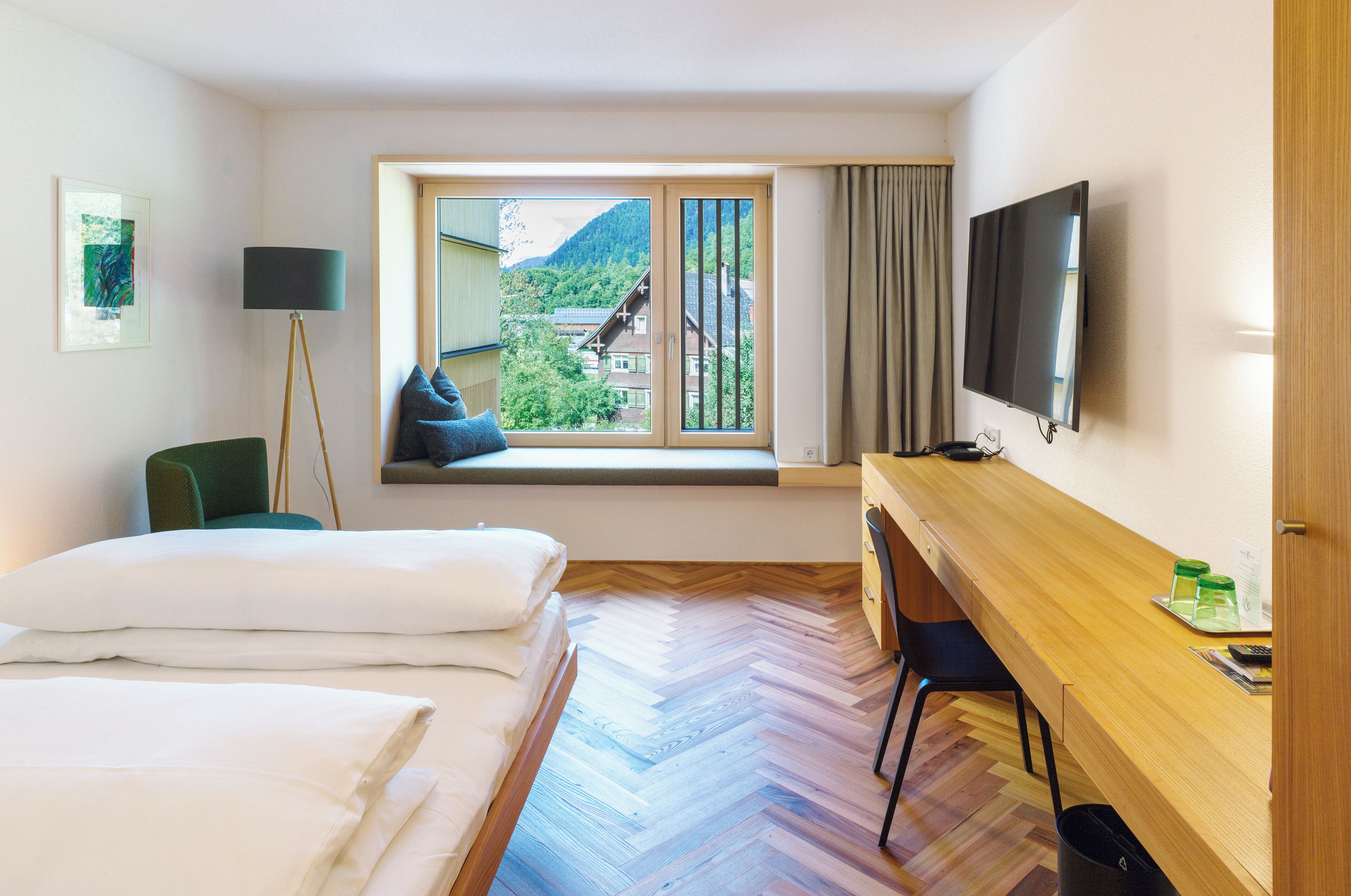 Habitación doble Confort | Edredón, caja de seguridad en la habitación y escritorio 