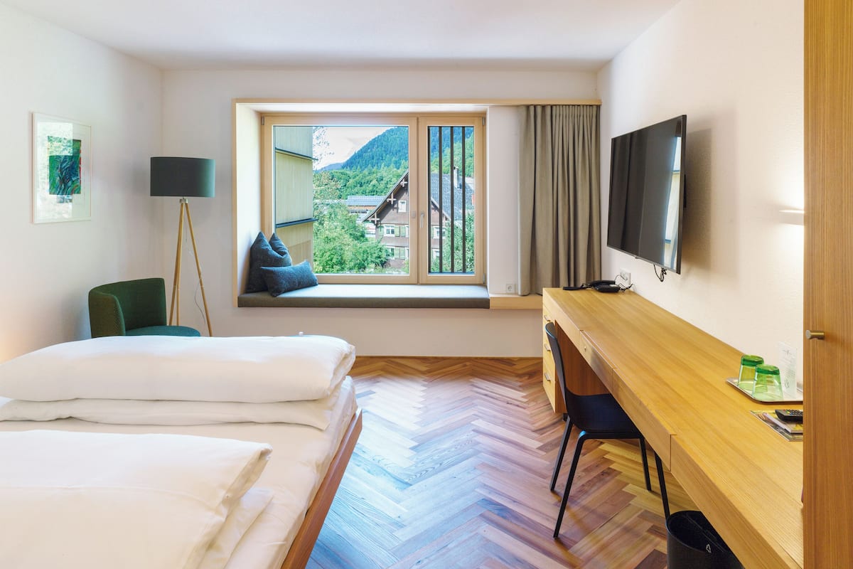 Kamar Double Comfort | Selimut bulu angsa, brankas, meja kerja, dan ruang kerja ramah laptop