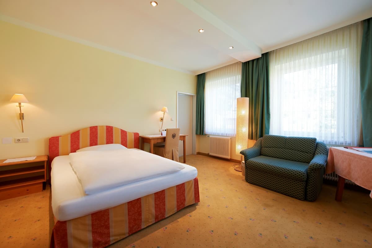 Quarto solteiro clássico | 2 quartos, roupas de cama premium, cofres nos quartos