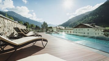Piscine couverte, piscine extérieure, parasols de plage, chaises longues